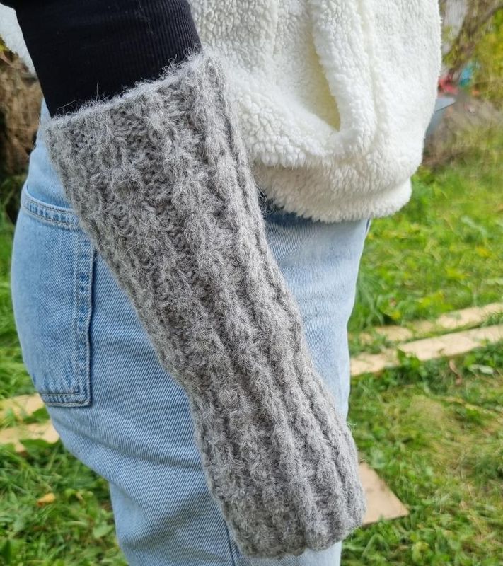 Lange pulsvanter med fletter (lysegrå)