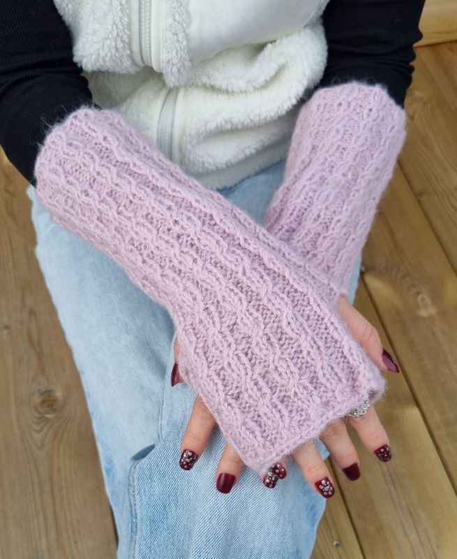 Lange pulsvanter med fletter (lyserosa)